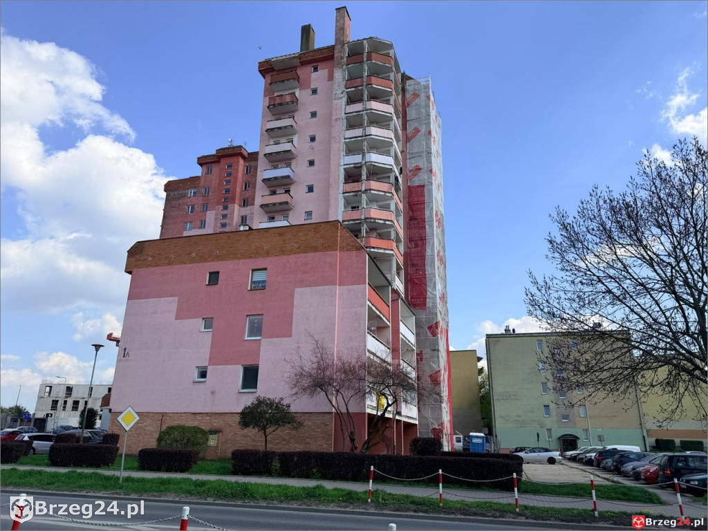 Różowe wieżowce w remoncie