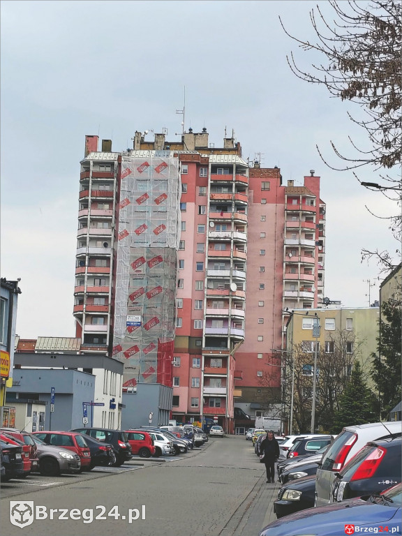 Różowe wieżowce w remoncie