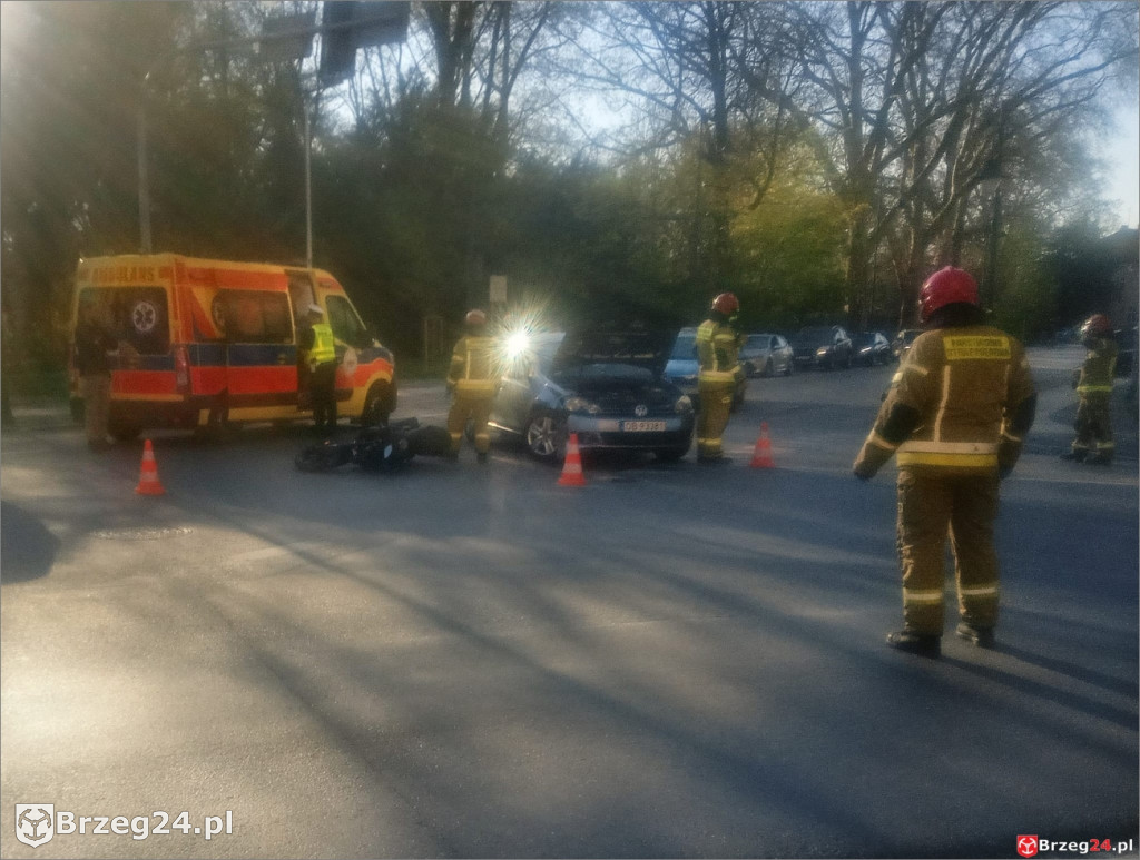 Motocyklista ranny po zderzeniu z autem