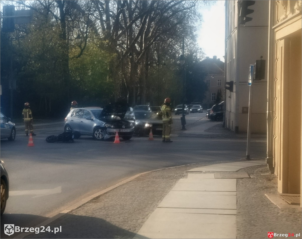 Motocyklista ranny po zderzeniu z autem