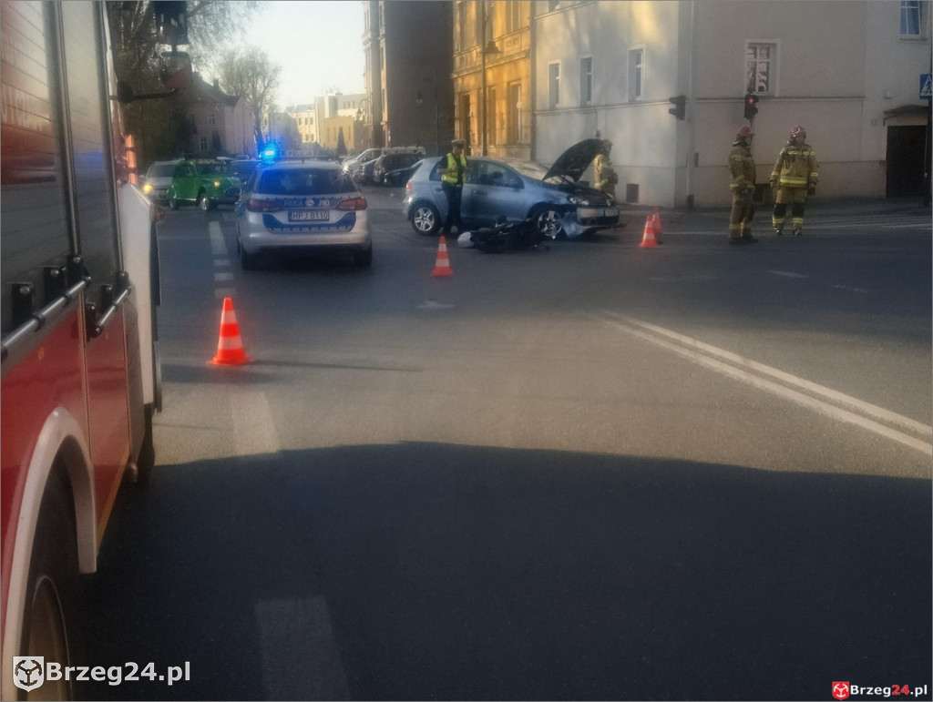 Motocyklista ranny po zderzeniu z autem