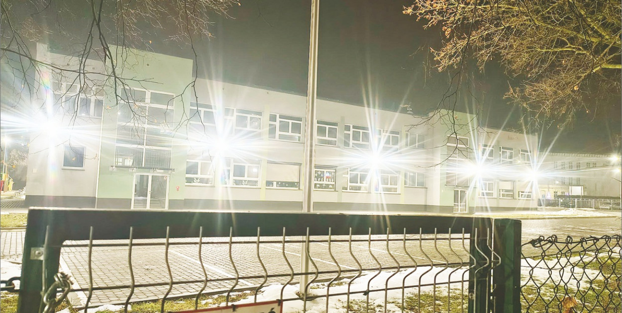 W nocy jasno jak w dzień i zamknięte boisko