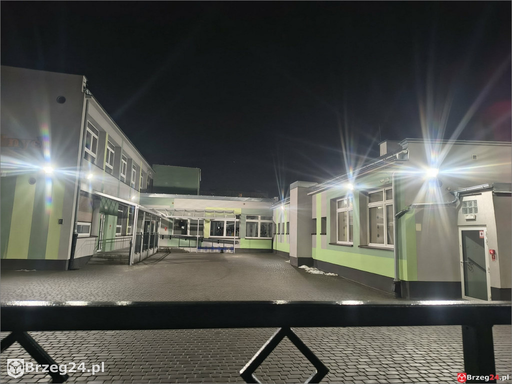 W nocy jasno jak w dzień i zamknięte boisko