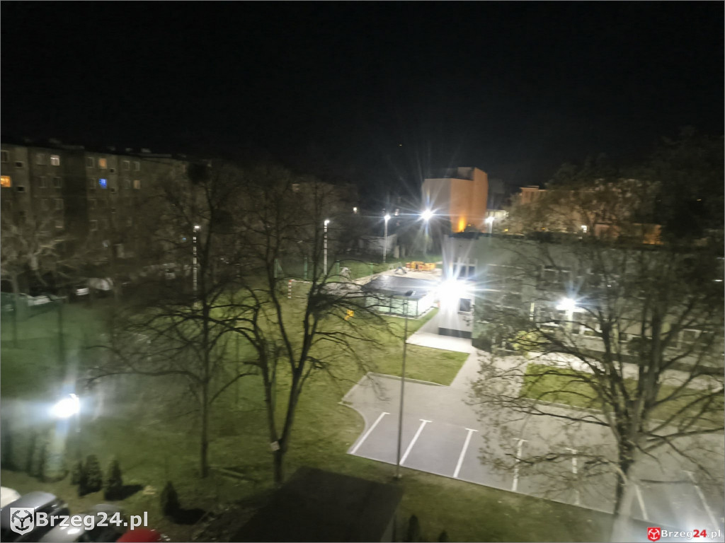 W nocy jasno jak w dzień i zamknięte boisko