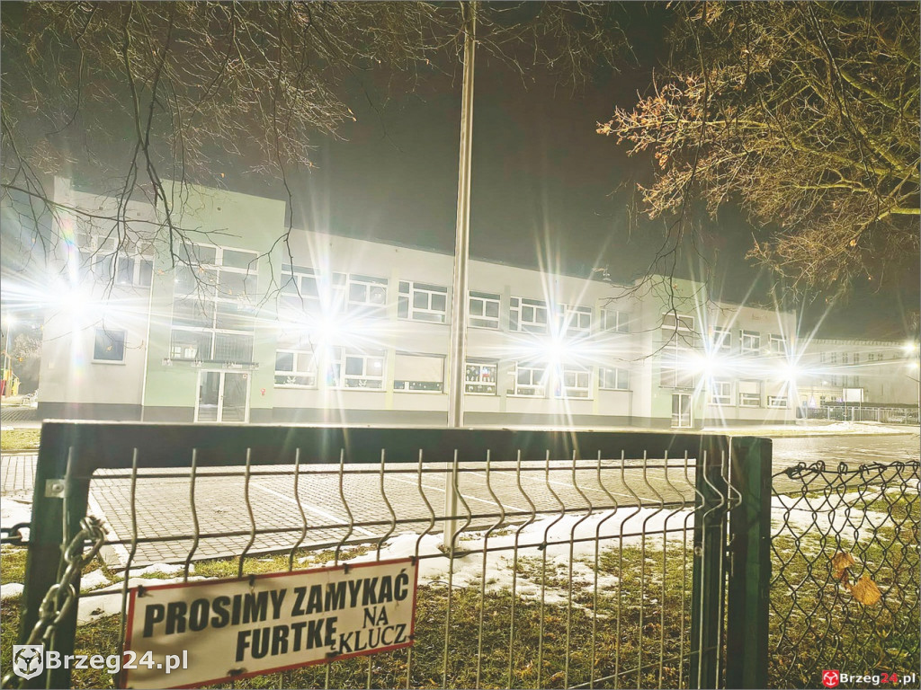 W nocy jasno jak w dzień i zamknięte boisko