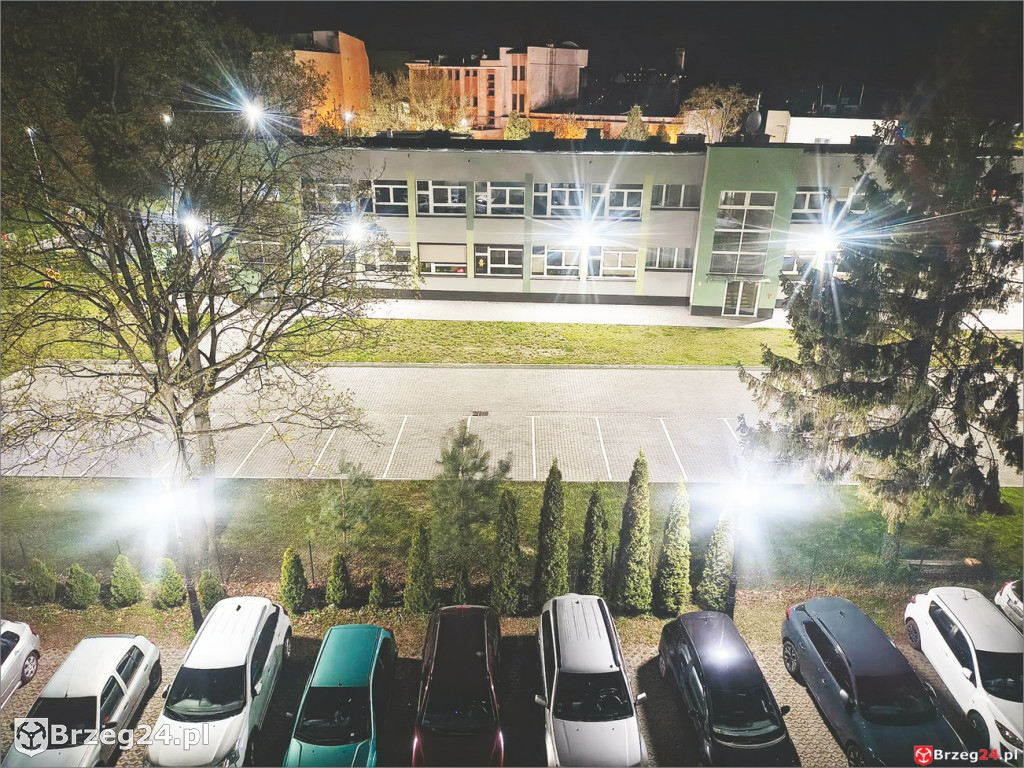 W nocy jasno jak w dzień i zamknięte boisko