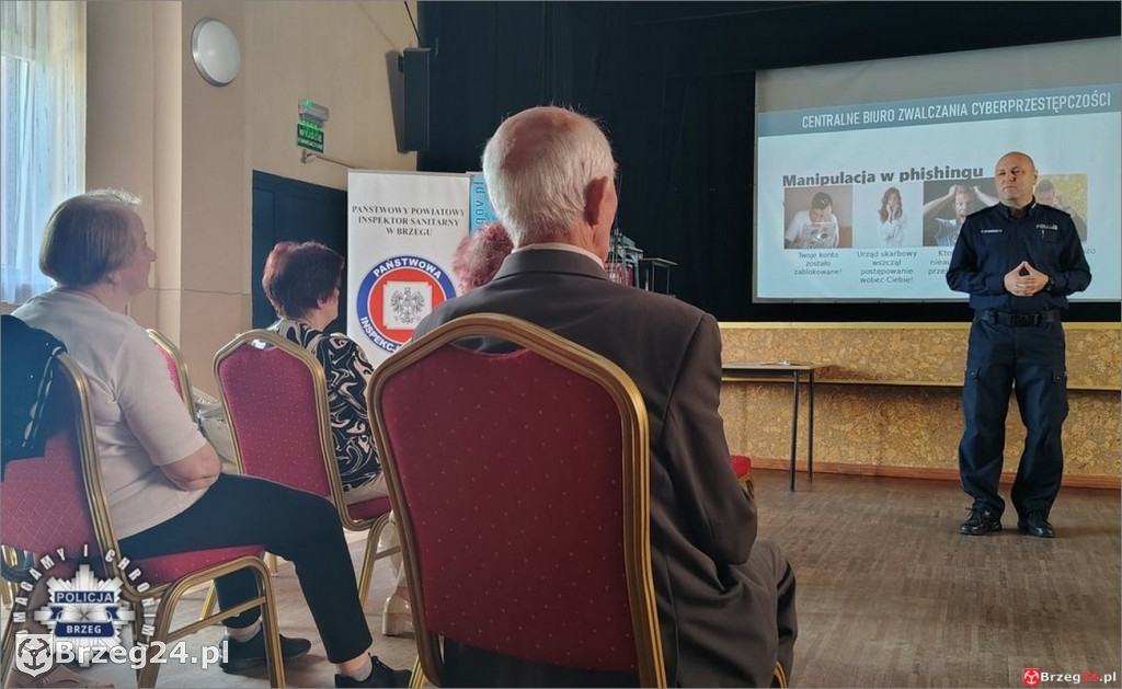 Policjanci spotkali się z seniorami w Lewinie