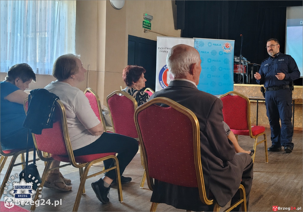 Policjanci spotkali się z seniorami w Lewinie