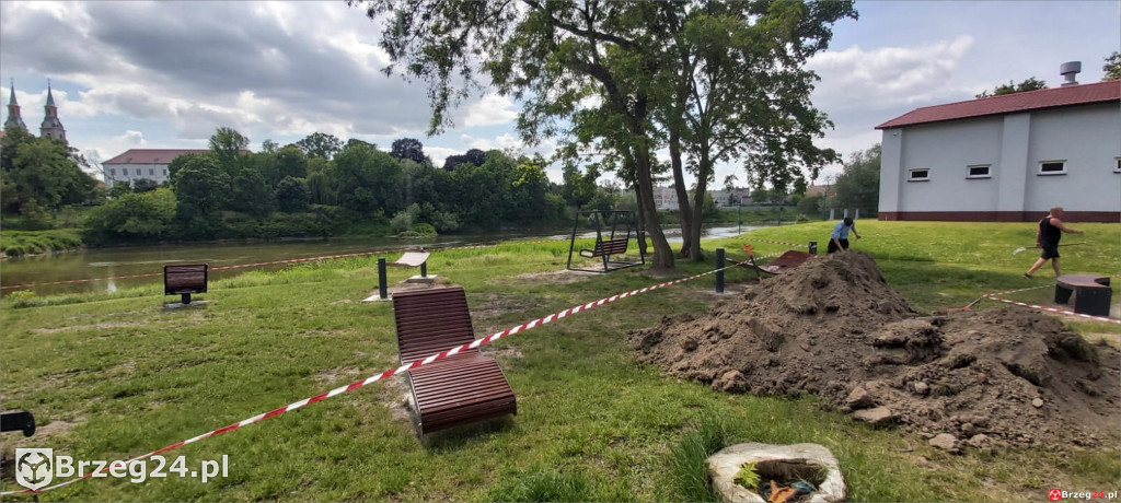 Marina. Zrobili, rozebrali, teraz stawiają znowu