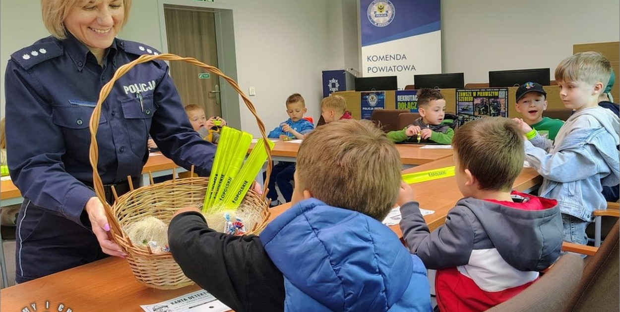 Przedszkolaki z „czwórki”  odwiedziły policję