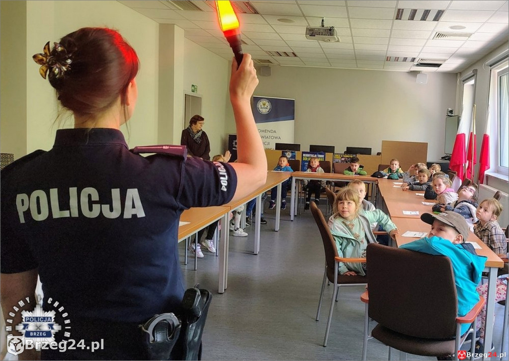 Przedszkolaki z „czwórki”  odwiedziły policję