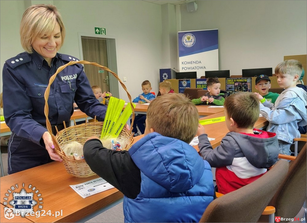 Przedszkolaki z „czwórki”  odwiedziły policję