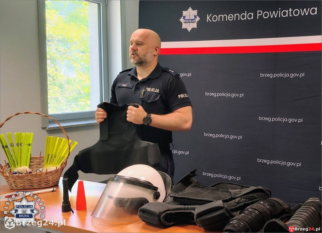 Przedszkolaki z „czwórki”  odwiedziły policję
