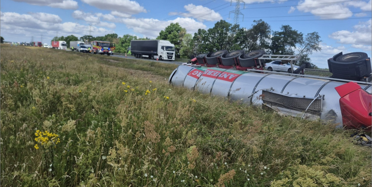 Cysterna z ciekłym asfaltem wpadła do rowu na A4