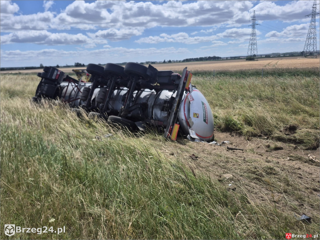 Cysterna z ciekłym asfaltem wpadła do rowu na A4