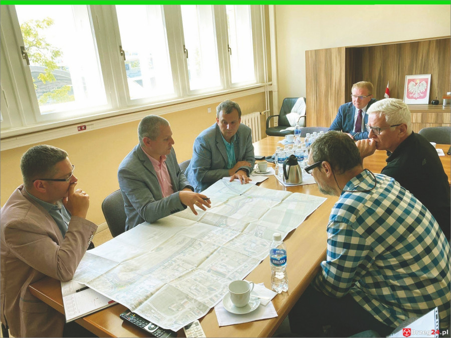 Radosław Preis chwali się w internecie, że w gabinecie wicewojewody Tomasza Witkowskiego brał udział w naradach z dyrektorem GDDKiA i innymi samorządowcami - podkreśla w swoim zawiadomieniu wójt Pulit Radosław Preis chwali się w internecie, że w gabinecie wicewojewody Tomasza Witkowskiego brał udział w naradach z dyrektorem GDDKiA i innymi samorządowcami - podkreśla w swoim zawiadomieniu wójt Pulit