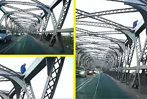 Chwile grozy nad Odrą w Brzegu. Mężczyzna na konstrukcji mostu (wideo)