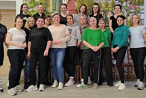 Kobiety uczą się samoobrony. Policjanci spotkali się z mieszkankami Łosiowa