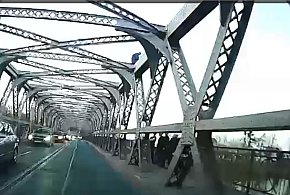 Mężczyzna na konstrukcji mostu. Policja ujawnia szczegóły interwencji