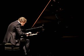 Wyjątkowy recital na zamku. Piotr Pawlak zagra w Brzegu