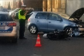 Motocyklista ranny po zderzeniu z autem. Wypadek na Chrobrego