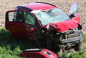 Fiat panda i ciężarówka. 80-latka doprowadziła do czołowego zderzenia