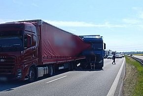 Kolejna kolizja na A4 po wcześniejszym wypadku. Kierowcy stoją w korkach