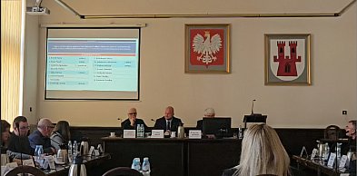 Grodków. Sesja była, odpowiedzi nie. Instytucje zawiodły, urzędnicy milczą