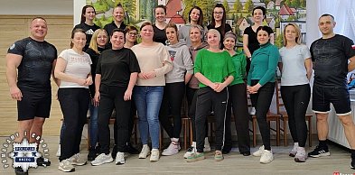 Kobiety uczą się samoobrony. Policjanci spotkali się z mieszkankami Łosiowa