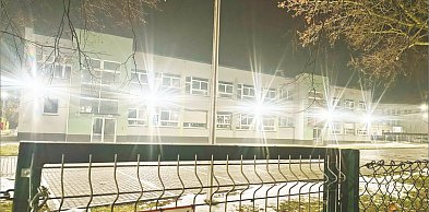 Jasno jak w dzień i zamknięte boisko. Mieszkańcy Mossora pytają starostę