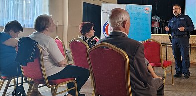Policjanci spotkali się z seniorami w Lewinie. Ostrzegali przed oszustami