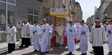 Boże Ciało. Dlaczego tysiące wiernych wychodzą na ulice?
