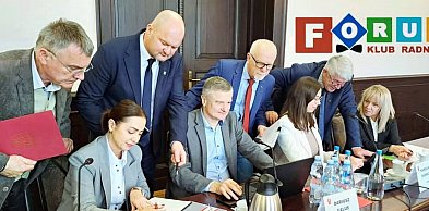 Demokracja (raczej czystka) po grodkowsku.  Jak knebluje się usta opozycji
