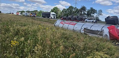 Groźny wypadek na A4. Cysterna z ciekłym asfaltem wpadła do rowu