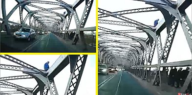 Chwile grozy nad Odrą w Brzegu. Mężczyzna na konstrukcji mostu (wideo)