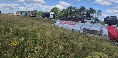 Groźny wypadek na A4. Cysterna z ciekłym asfaltem wpadła do rowu