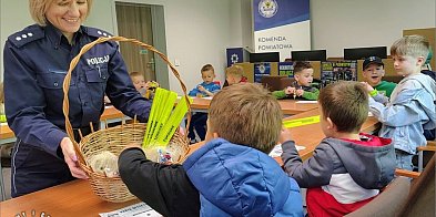 Przedszkolaki z „czwórki”  odwiedziły policję