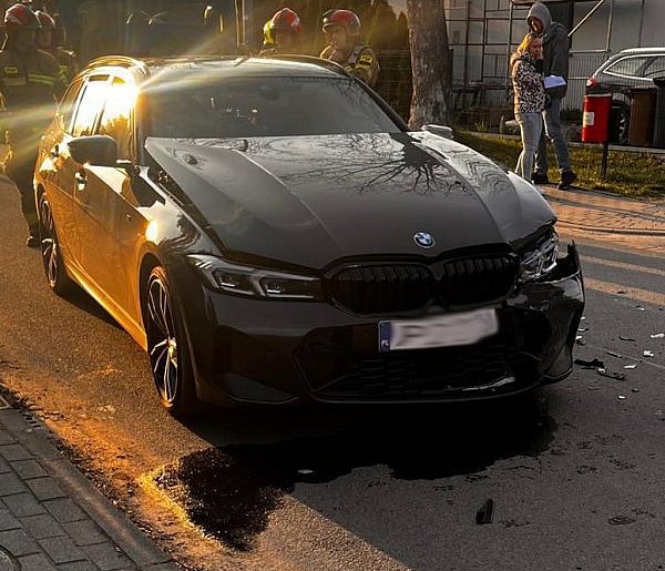 Zderzenie BMW i Renault w Skarbimierzu-Osiedlu. Dwie osoby ranne
