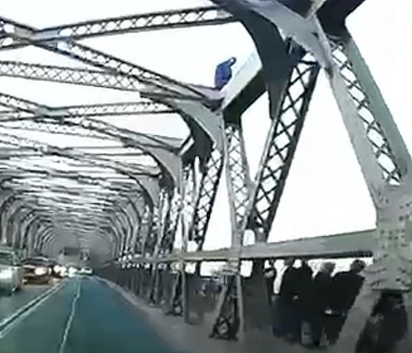 Mężczyzna na konstrukcji mostu. Policja ujawnia szczegóły interwencji