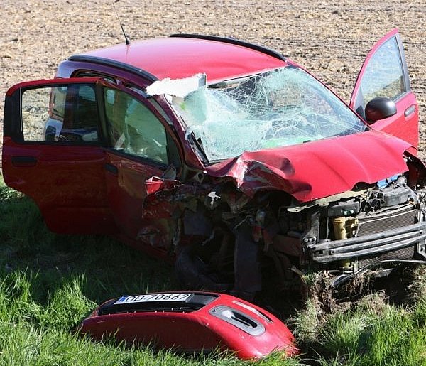 Fiat panda i ciężarówka. 80-latka doprowadziła do czołowego zderzenia