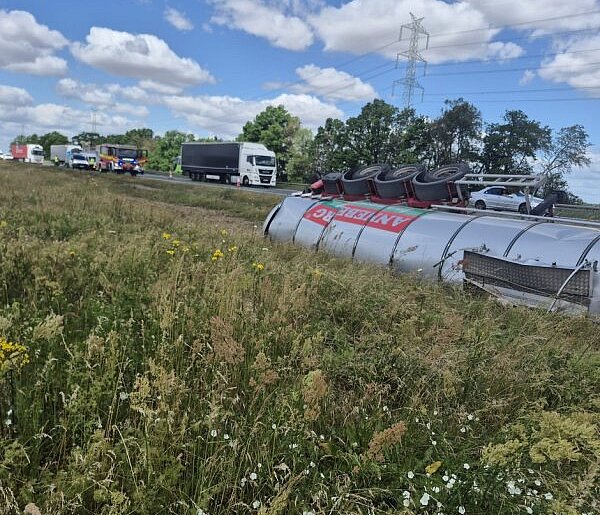 Groźny wypadek na A4. Cysterna z ciekłym asfaltem wpadła do rowu