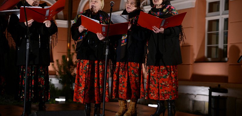 Wspólne kolędowanie pod ratuszem w Grodkowie [fotorelacja]