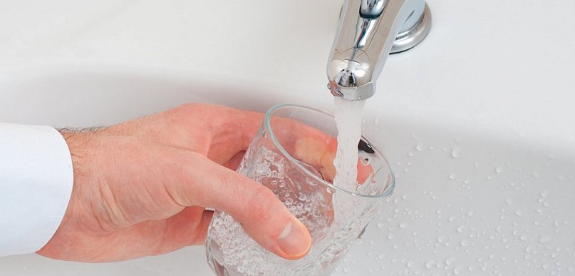 Pić wodę z kranu czy butelkowaną?