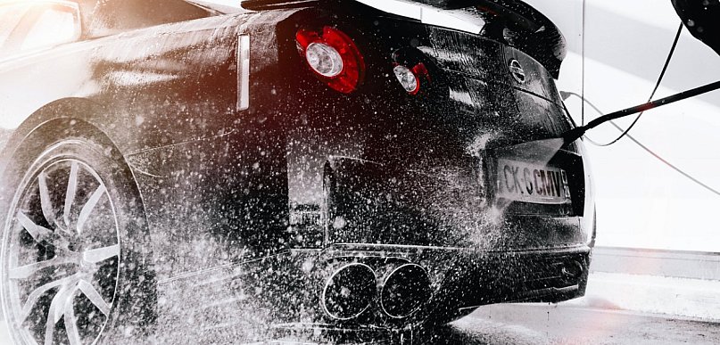 Jak i gdzie myć samochód, by nie marnować wody