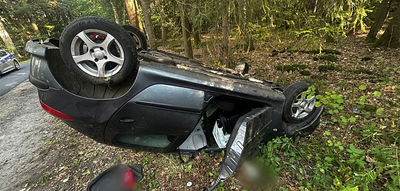 Dachowanie pod Lubszą – 88-latek nie opanował auta na łuku