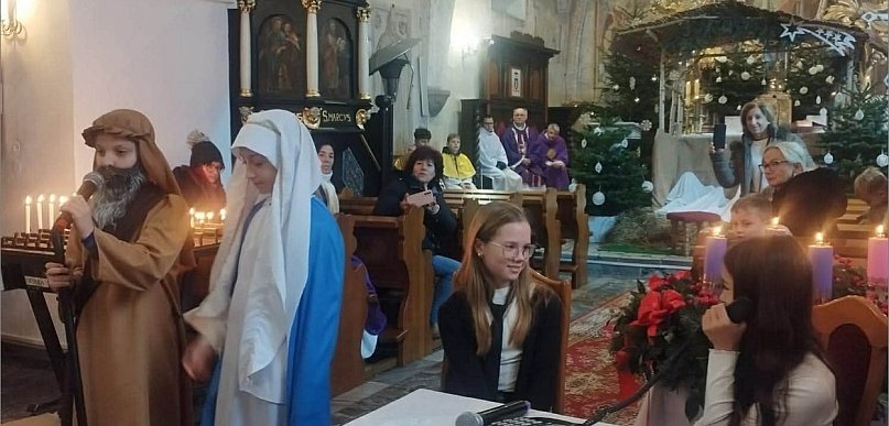 Bezdomni pokazali sens świąt. Niezwykłe jasełka w kościele w Pogorzeli