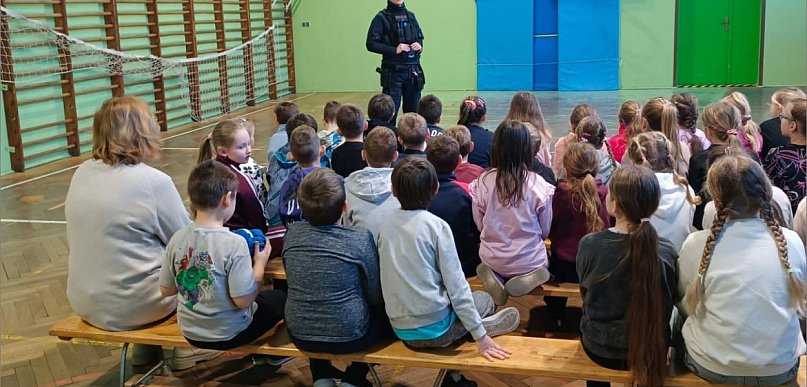 Zanim ruszą ferie, uczniowie z Olszanki spotkali się z policjantem