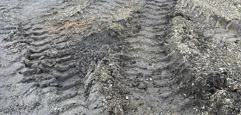 35 ciężarówek dziennie. Droga w Więcmierzycach w ruinie. Kto za to odpowie?