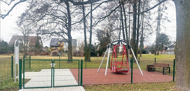 Samotna huśtawka przy Korfantego. Spór o inwestycję dla niepełnosprawnych