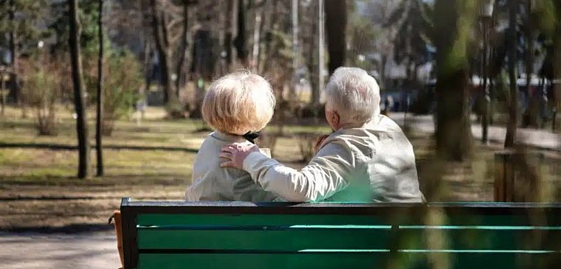 Seniorzy online — jak ułatwić rodzicom i dziadkom wejście w świat internetu?